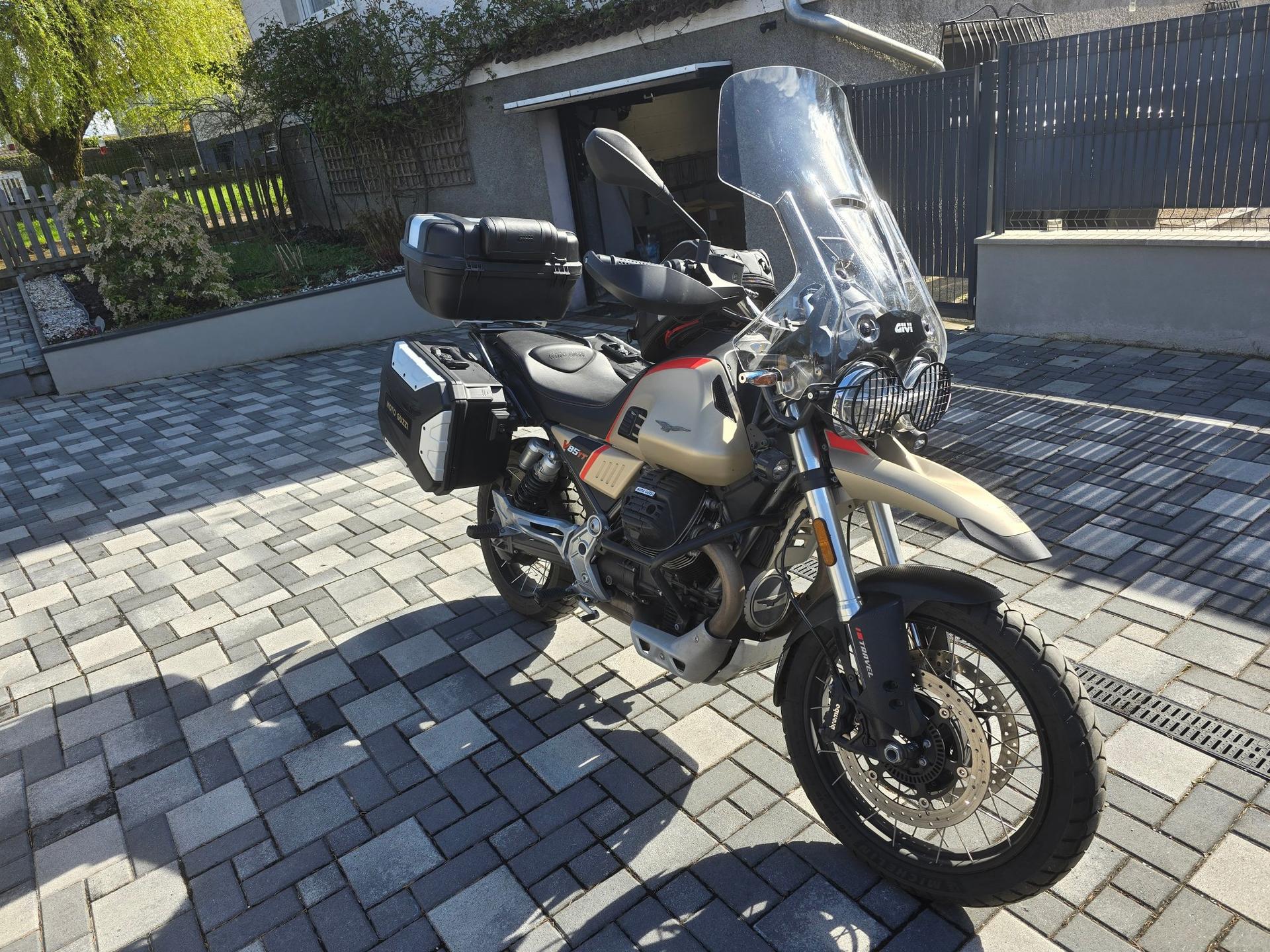 Moto Guzzi V85TT Travel 2021 — photo 1 sur 8